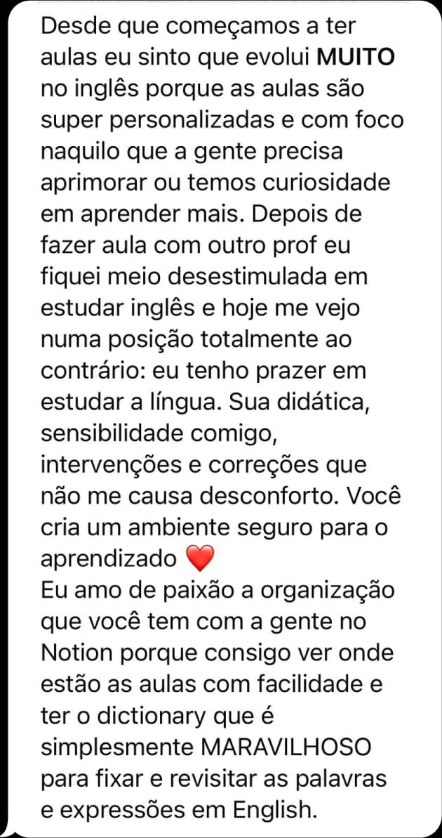 Depoimento de estudante sobre aulas personalizadas, ambiente seguro e organização no Notion.